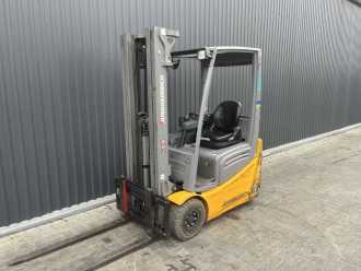 Wózki widłowe używane JUNGHEINRICH EFG213 ELEKTRO DREIRADFRONTSTAPLER (12949043) backdrop