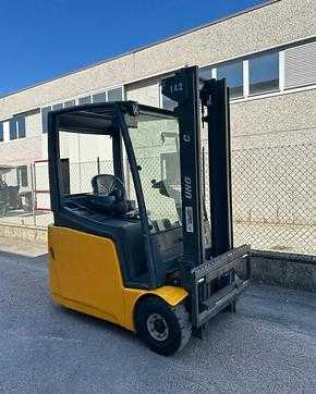 Wózki widłowe używane JUNGHEINRICH EFG216K ELEKTRO VIERRADFRONTSTAPLER (13050258) backdrop