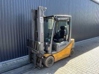 Wózki widłowe używane JUNGHEINRICH EFG320 ELEKTRO VIERRADFRONTSTAPLER (12990629) backdrop