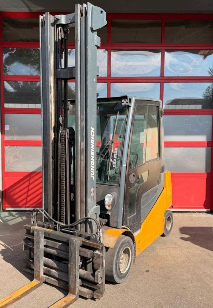 Wózki widłowe używane JUNGHEINRICH EFGS30 ELEKTRO VIERRADFRONTSTAPLER (13065102)