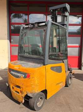 Wózki widłowe używane JUNGHEINRICH EFGS30 ELEKTRO VIERRADFRONTSTAPLER (13065102)