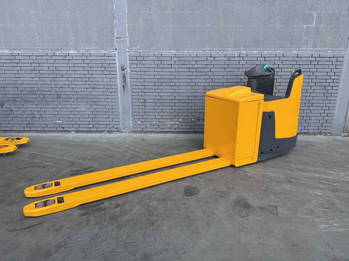 Wózki widłowe używane JUNGHEINRICH ERE 225 Baujahr 2014 Akku 2021 Gabellänge 2,4M ELEKTRO NIEDERHUBKOMMISSIONIERER (13074918)