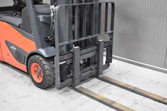 Wózki widłowe używane LINDE E 14 - 02 /58593/ ELEKTRO DREIRADFRONTSTAPLER (13074555)