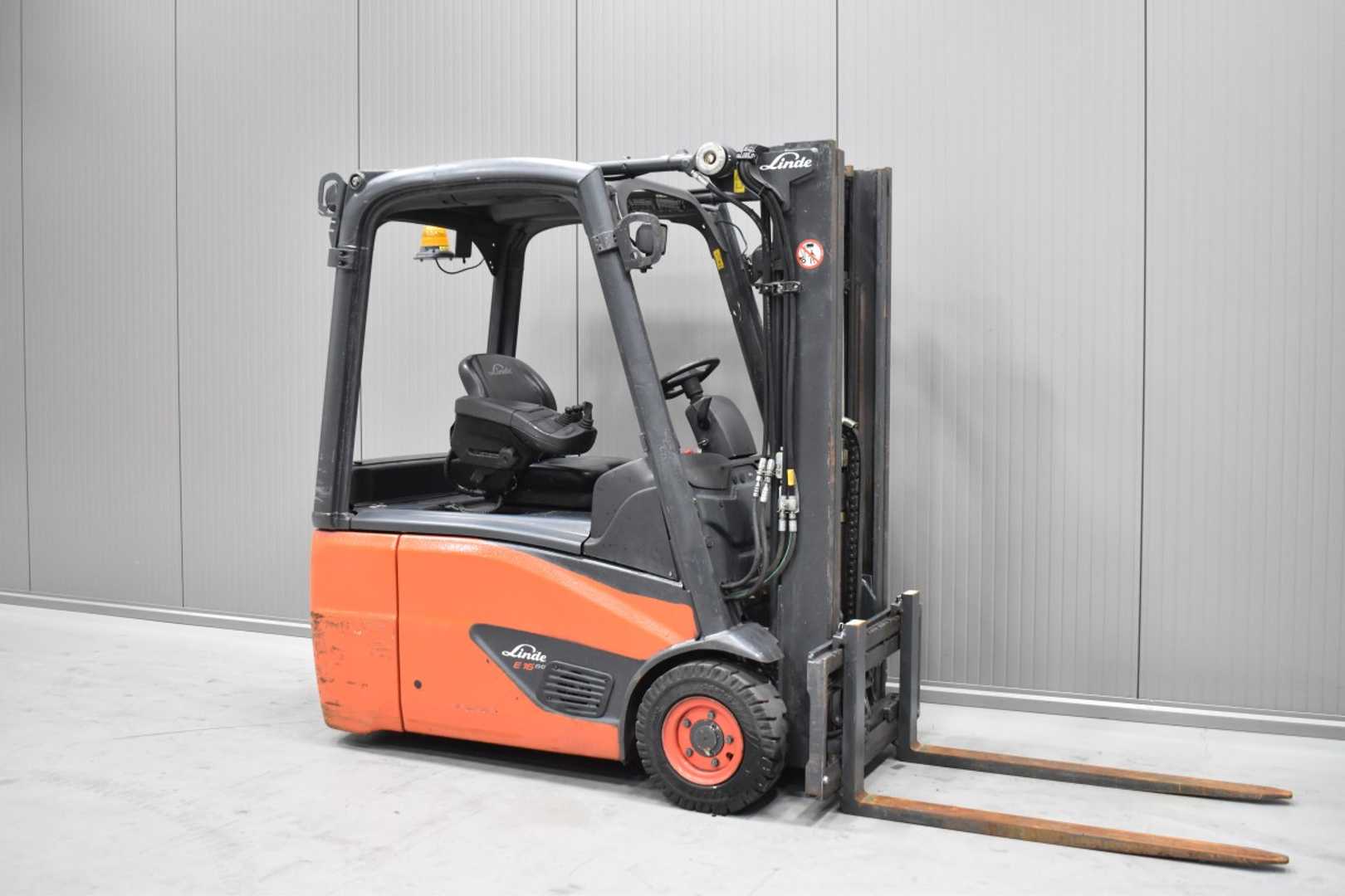 Wózki widłowe używane LINDE E 16 - 02 /58650/ ELEKTRO DREIRADFRONTSTAPLER (13074553)
