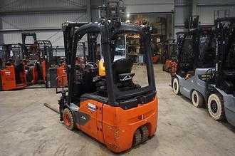 Wózki widłowe używane LINDE E 16C-02 - Nur 3.095 Stunden ELEKTRO DREIRADFRONTSTAPLER (13070976)