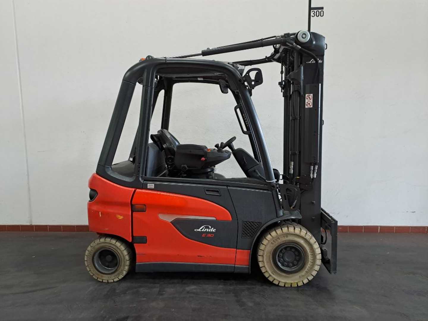 Wózki widłowe używane LINDE E 30: 3,0t ELEKTRO VIERRADFRONTSTAPLER (13050532)