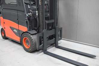 Wózki widłowe używane LINDE E 45 HL/600 - 01 /56320/ ELEKTRO VIERRADFRONTSTAPLER (13004122)
