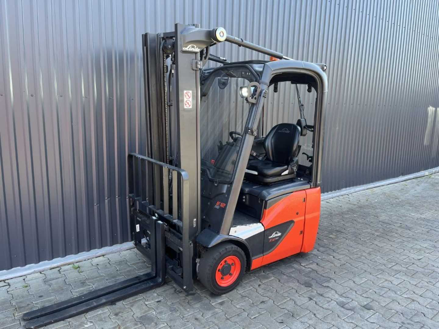 Wózki widłowe używane LINDE E12-02 ELEKTRO DREIRADFRONTSTAPLER (13062470)