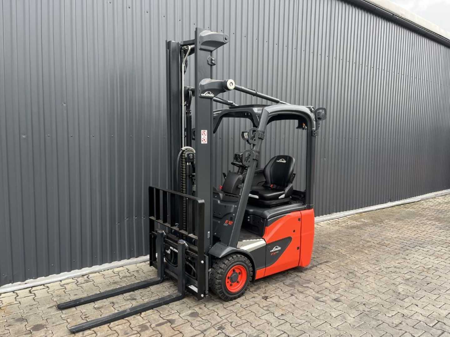 Wózki widłowe używane LINDE E12-02 ELEKTRO DREIRADFRONTSTAPLER (13067527)