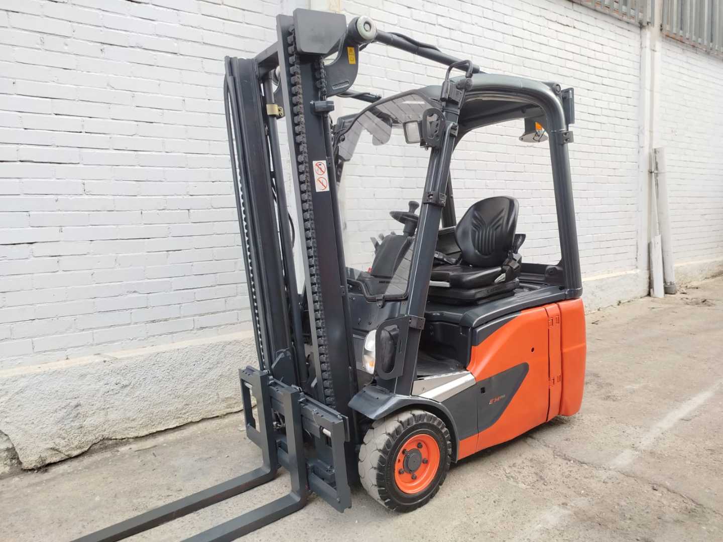Wózki widłowe używane LINDE E14-02 EVO ELEKTRO DREIRADFRONTSTAPLER (13055464)