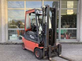 Wózki widłowe używane LINDE E16P-02 ELEKTRO VIERRADFRONTSTAPLER (13076398) backdrop