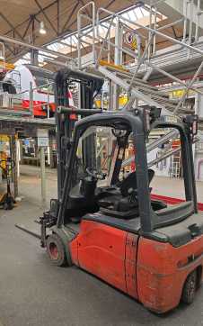 Wózki widłowe używane LINDE E18L-01 ELEKTRO DREIRADFRONTSTAPLER (13055638)
