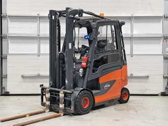 Wózki widłowe używane LINDE E20-01/600 ELEKTRO VIERRADFRONTSTAPLER (13074791) backdrop