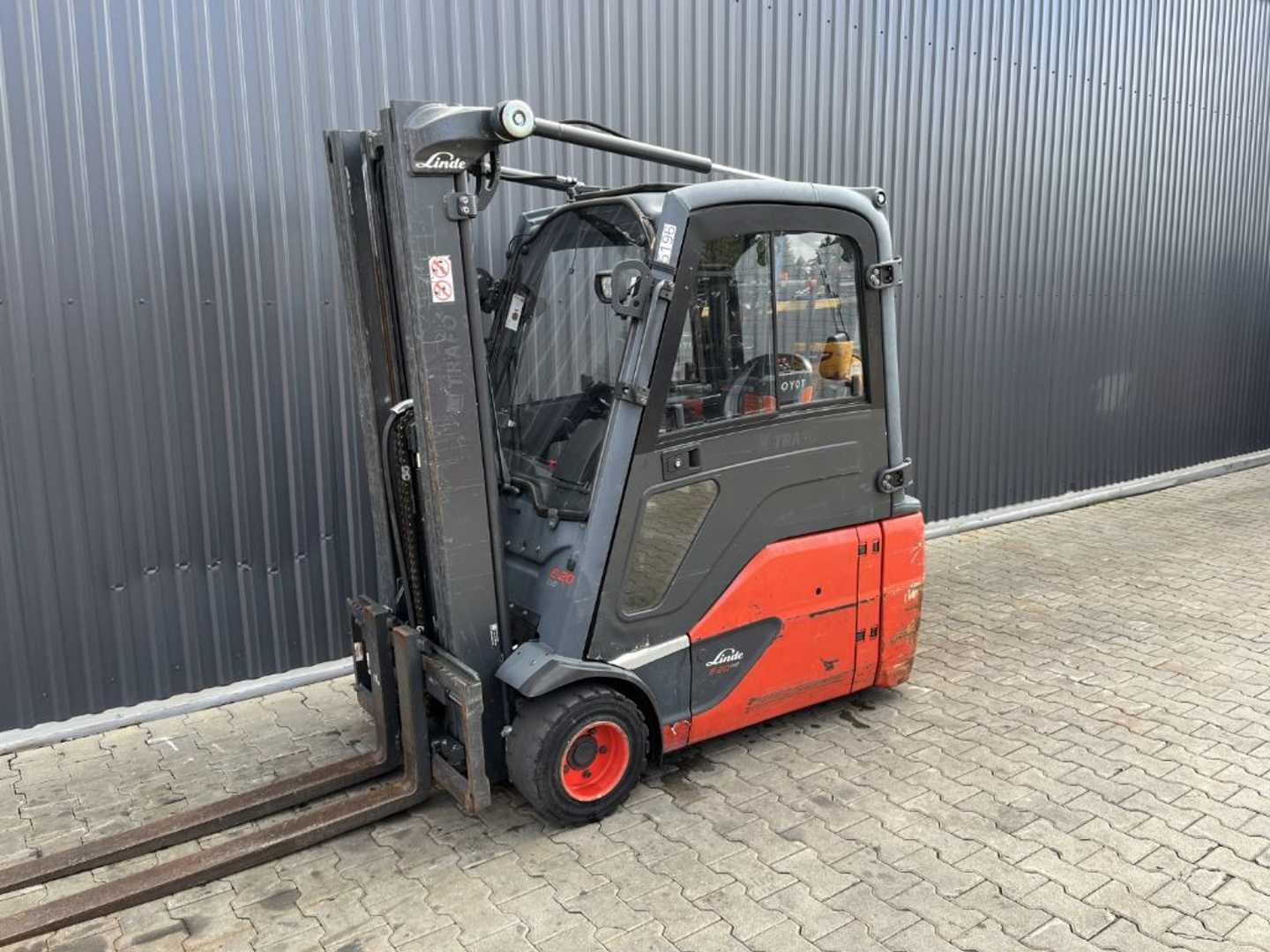 Wózki widłowe używane LINDE E20L-02 ELEKTRO DREIRADFRONTSTAPLER (13070217)