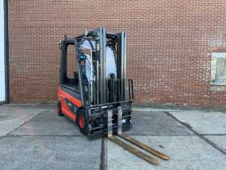 Wózki widłowe używane LINDE E25-01 ELEKTRO VIERRADFRONTSTAPLER (13072165) backdrop