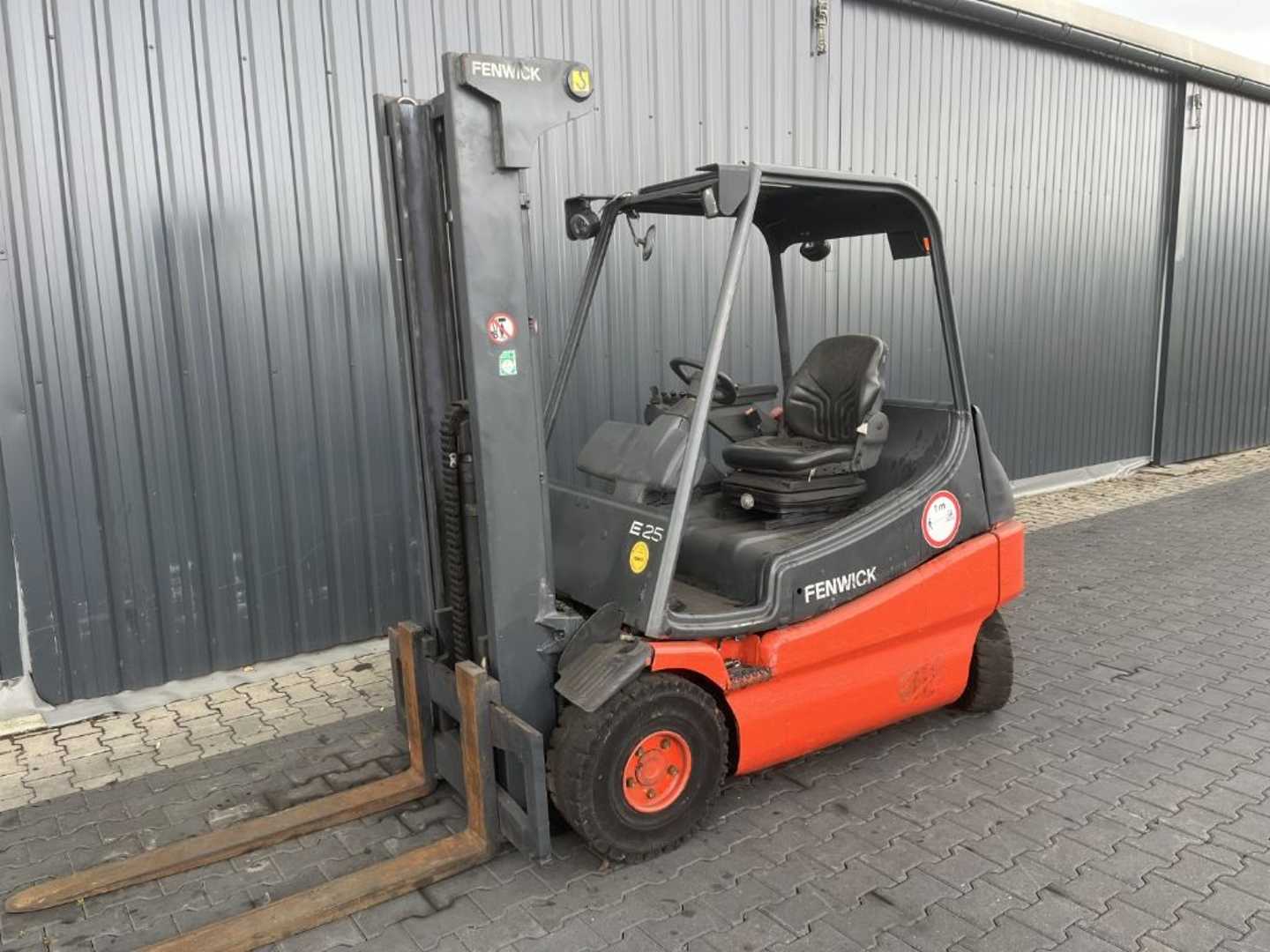 Wózki widłowe używane LINDE E25-02 ELEKTRO VIERRADFRONTSTAPLER (13059317)
