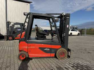 Wózki widłowe używane LINDE E25L-01 ELEKTRO VIERRADFRONTSTAPLER (13075628)