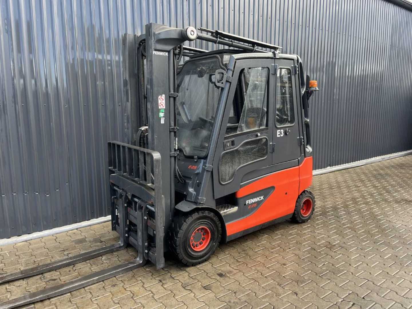 Wózki widłowe używane LINDE E25L-02 ELEKTRO VIERRADFRONTSTAPLER (13069222)
