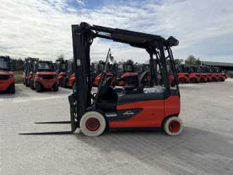 Wózki widłowe używane LINDE E25RL-01 DIESEL VIERRADFRONTSTAPLER (13067157)