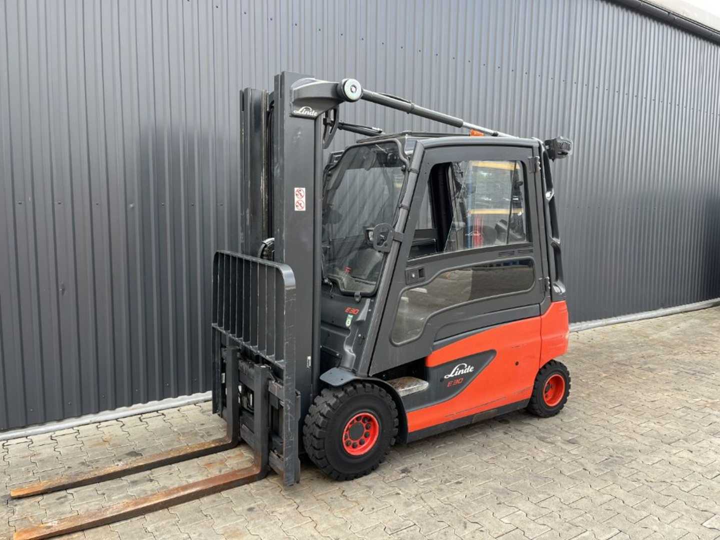 Wózki widłowe używane LINDE E30L-01 ELEKTRO VIERRADFRONTSTAPLER (13060521)