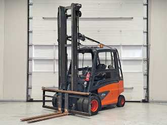 Wózki widłowe używane LINDE E50HL-01 ELEKTRO VIERRADFRONTSTAPLER (13040658) backdrop