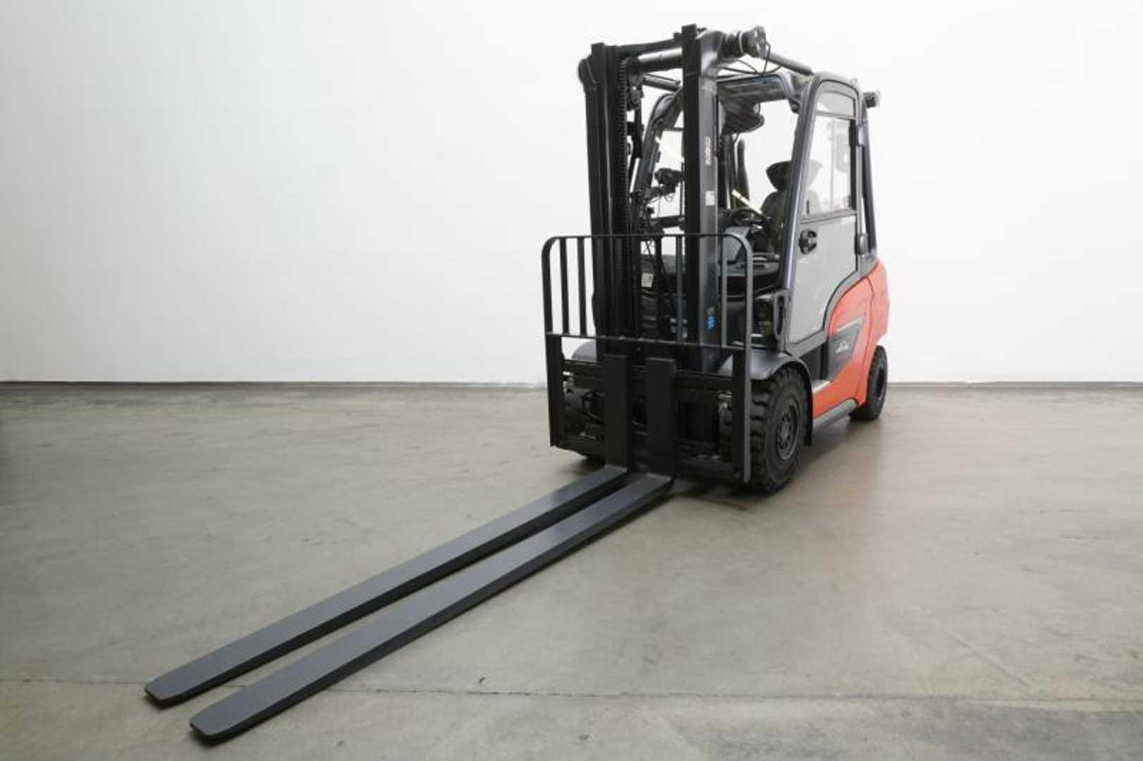 Wózki widłowe używane LINDE H 30 T 1202 GAS VIERRADFRONTSTAPLER (13047136)