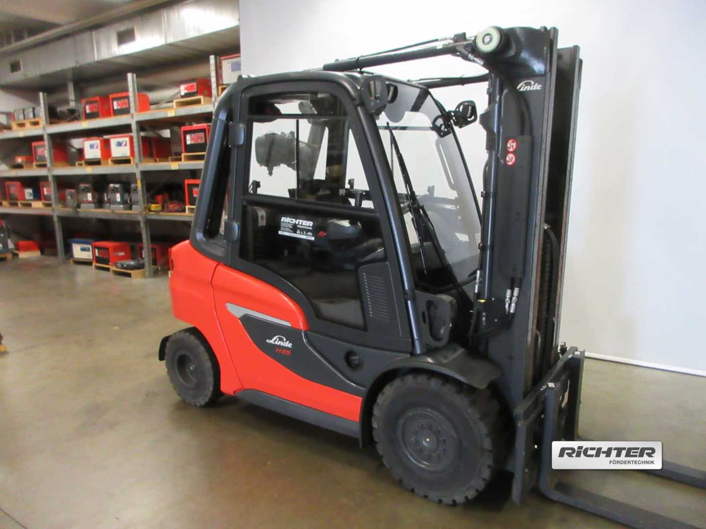 Wózki widłowe używane LINDE H25/600D (EU5) DIESEL VIERRADFRONTSTAPLER (12799877)