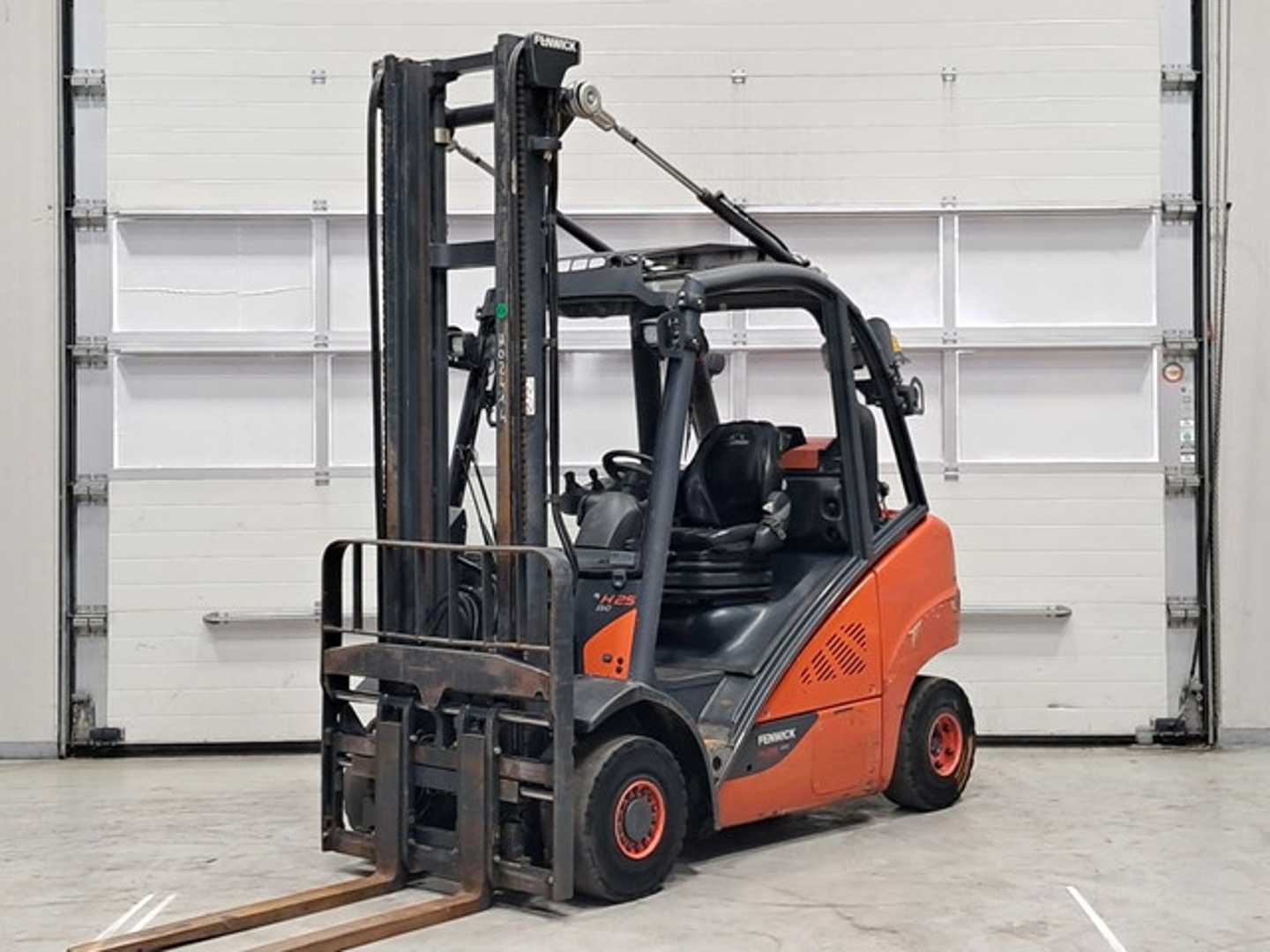 Wózki widłowe używane LINDE H25T-02 GAS VIERRADFRONTSTAPLER (12944121)