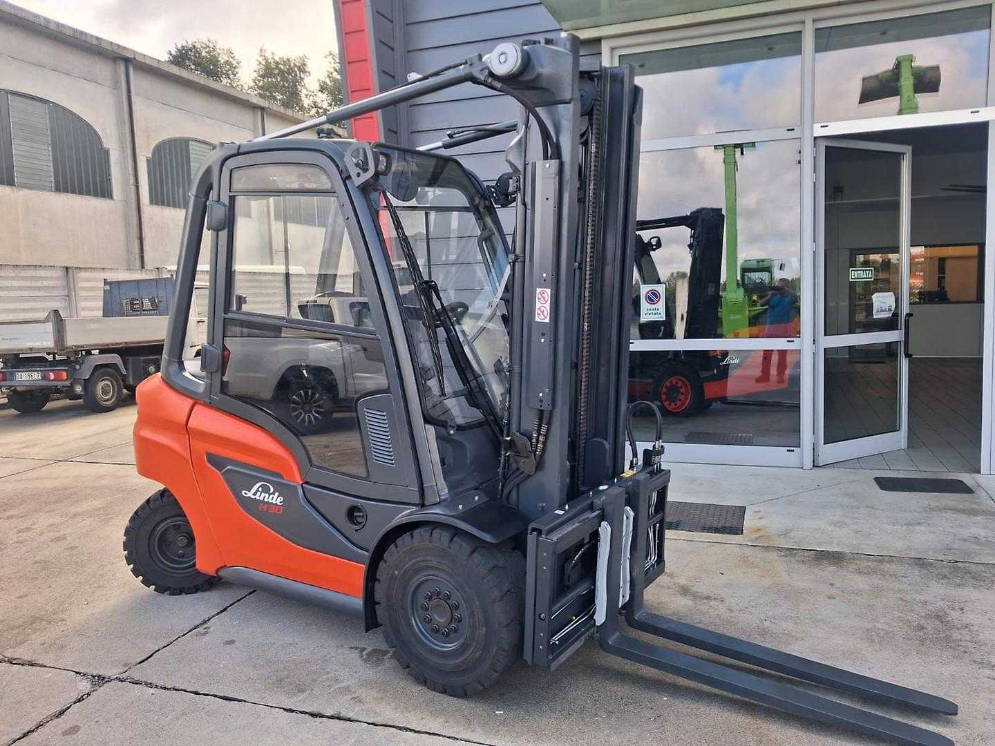 Wózki widłowe używane LINDE H30 DIESEL VIERRADFRONTSTAPLER (13072598)