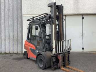 Wózki widłowe używane LINDE H30D-01 DIESEL VIERRADFRONTSTAPLER (12916142) backdrop