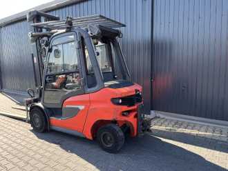 Wózki widłowe używane LINDE H30D-01 DIESEL VIERRADFRONTSTAPLER (13038477)
