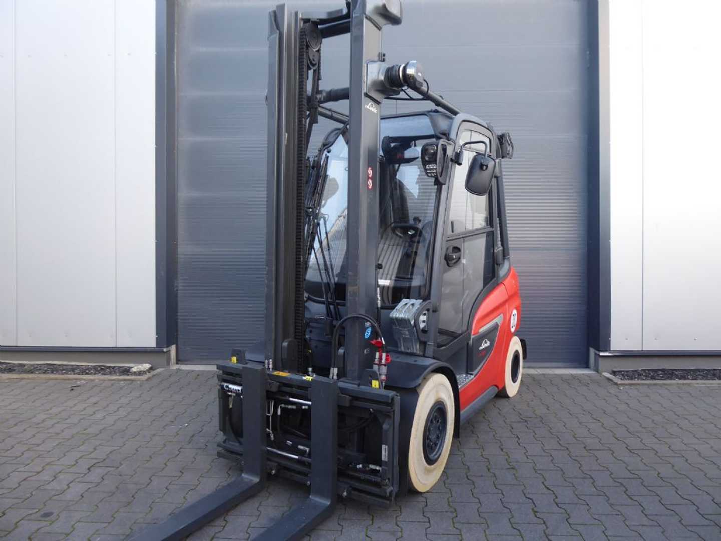 Wózki widłowe używane LINDE H30D-01 DIESEL VIERRADFRONTSTAPLER (13071976)