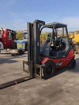 Wózki widłowe używane LINDE H30D DIESEL VIERRADFRONTSTAPLER (13007800) backdrop
