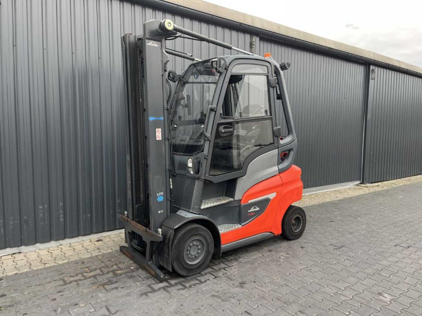 Wózki widłowe używane LINDE H30T-01 GAS VIERRADFRONTSTAPLER (13067534)