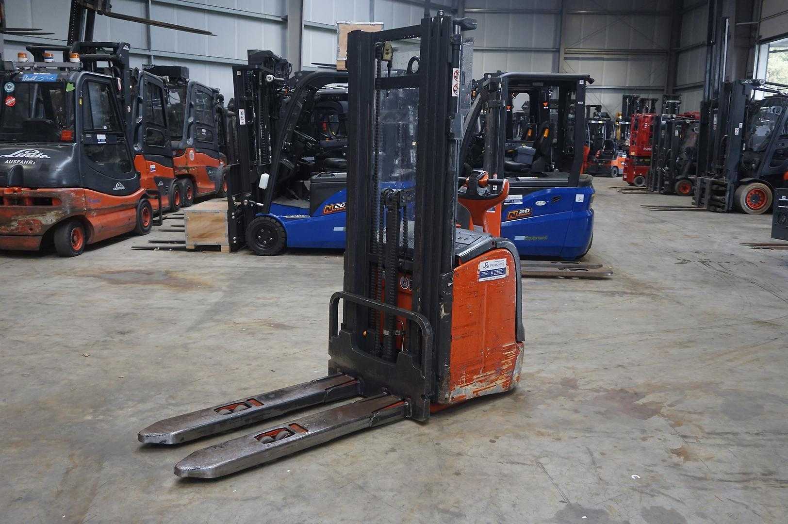 Wózki widłowe używane LINDE L 16 - Triplex - 4.266mm Hubhöhe ELEKTRO HOCHHUBWAGENDEICHSEL (13075825)