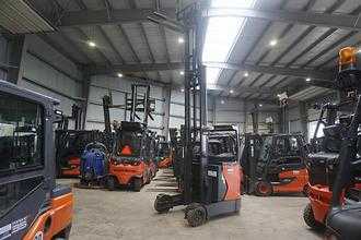 Wózki widłowe używane LINDE R 14G-01 - 2019er ELEKTRO SCHUBMASTSTAPLER (13031828)