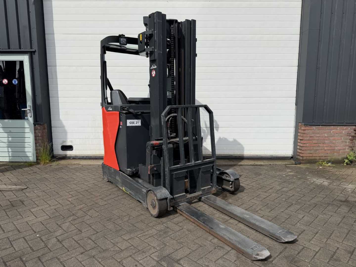 Wózki widłowe używane LINDE R16HD-01 ELEKTRO SCHUBMASTSTAPLER (13044647)