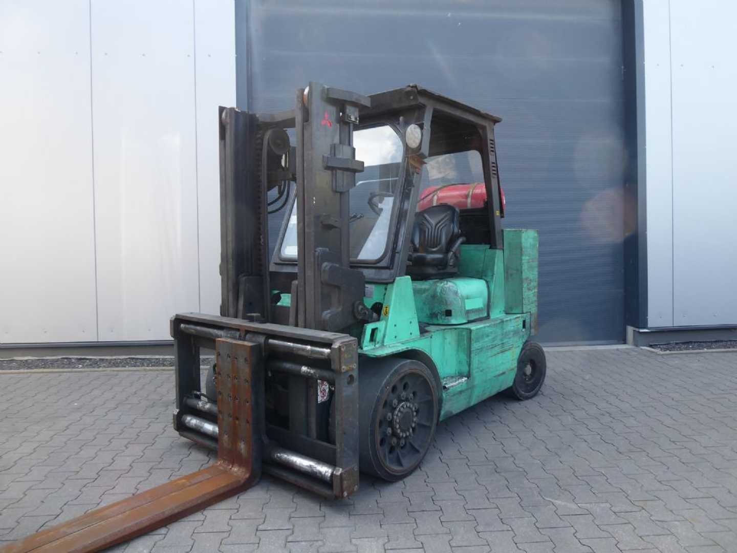 Wózki widłowe używane MITSUBISHI FGC70K Kompaktstapler GAS VIERRADFRONTSTAPLER (12967219)