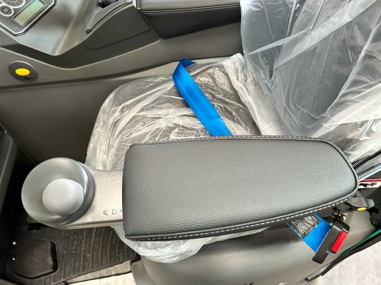 Wózki widłowe używane MITSUBISHI RBM25N3 ELEKTRO VIERWEGESTAPLER (13072144)