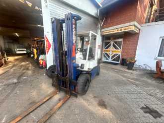 Wózki widłowe używane NISSAN EGH02F30U DIESEL VIERRADFRONTSTAPLER (13072185)