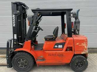 Wózki widłowe używane NISSAN F04D40Q DIESEL VIERRADFRONTSTAPLER (13037700) backdrop