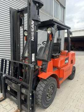 Wózki widłowe używane NISSAN F04D40Q DIESEL VIERRADFRONTSTAPLER (13037700)