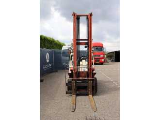 Wózki widłowe używane NISSAN PH02A-25U GAS VIERRADFRONTSTAPLER (13064285)