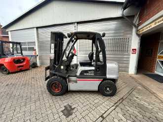 Wózki widłowe używane NISSAN YG1D2A300 DIESEL VIERRADFRONTSTAPLER (13072671) backdrop