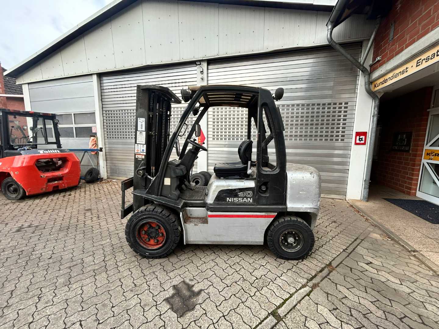 Wózki widłowe używane NISSAN YG1D2A300 DIESEL VIERRADFRONTSTAPLER (13072671)