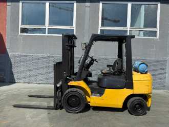 Wózki widłowe używane TOYOTA 02-7FGF30 Baujahr 2000 / Hubhöhe 3300 GAS VIERRADFRONTSTAPLER (13064344)