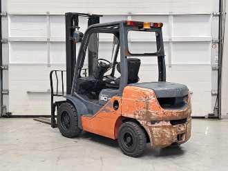 Wózki widłowe używane TOYOTA 02-8FDF30 DIESEL VIERRADFRONTSTAPLER (13046552)