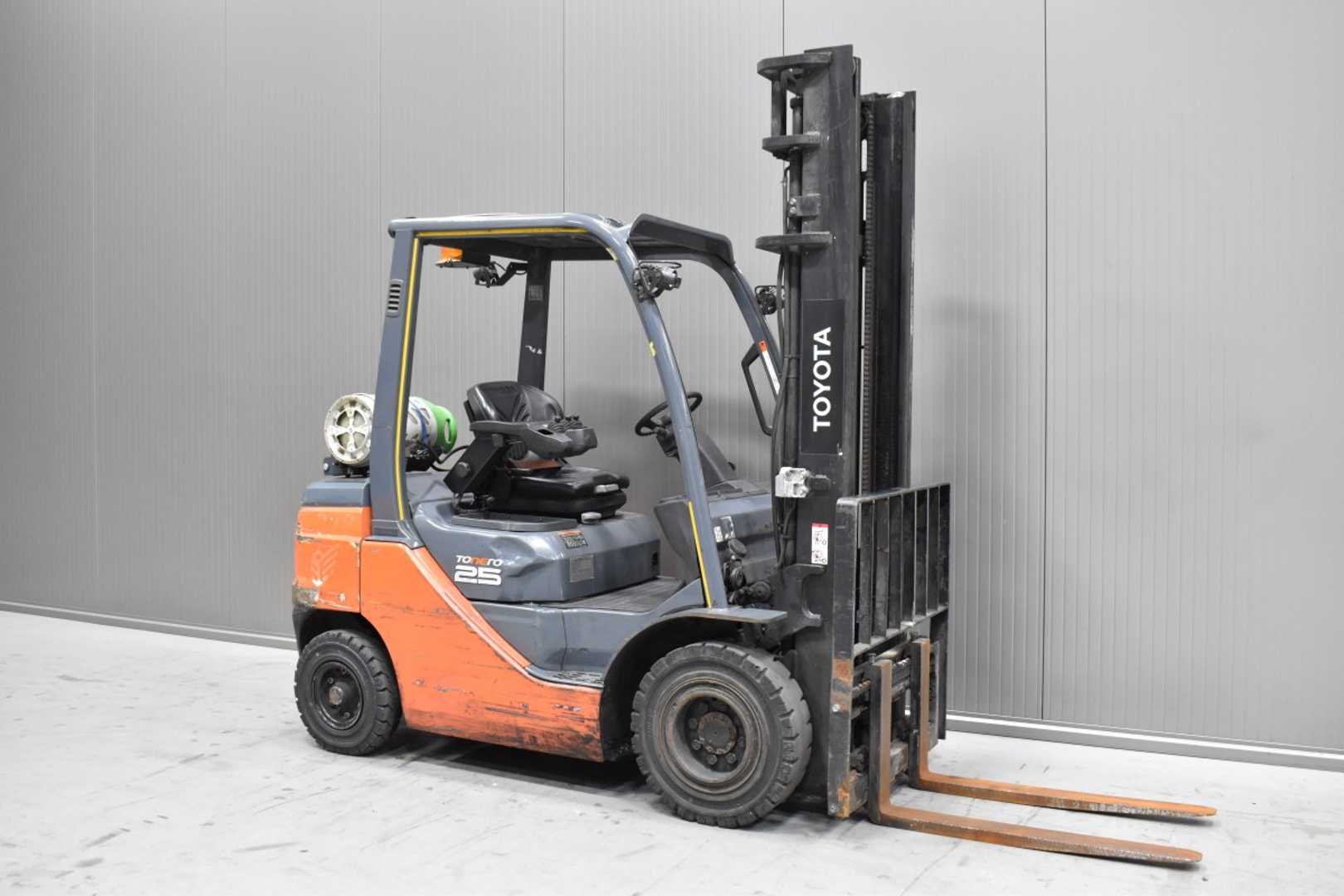 Wózki widłowe używane TOYOTA 02-8FGF25 /58292/ GAS VIERRADFRONTSTAPLER (13066176)