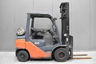 Wózki widłowe używane TOYOTA 02-8FGF25 /58300/ GAS VIERRADFRONTSTAPLER (13069549)