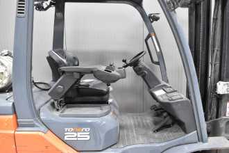 Wózki widłowe używane TOYOTA 02-8FGF25 /58300/ GAS VIERRADFRONTSTAPLER (13069549)